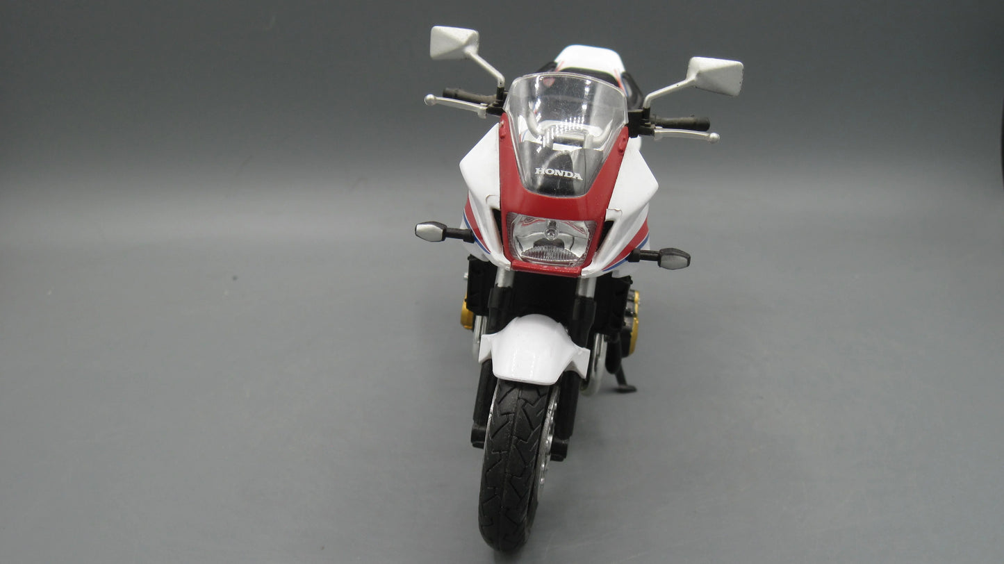 Maisto Honda 1300 SB White