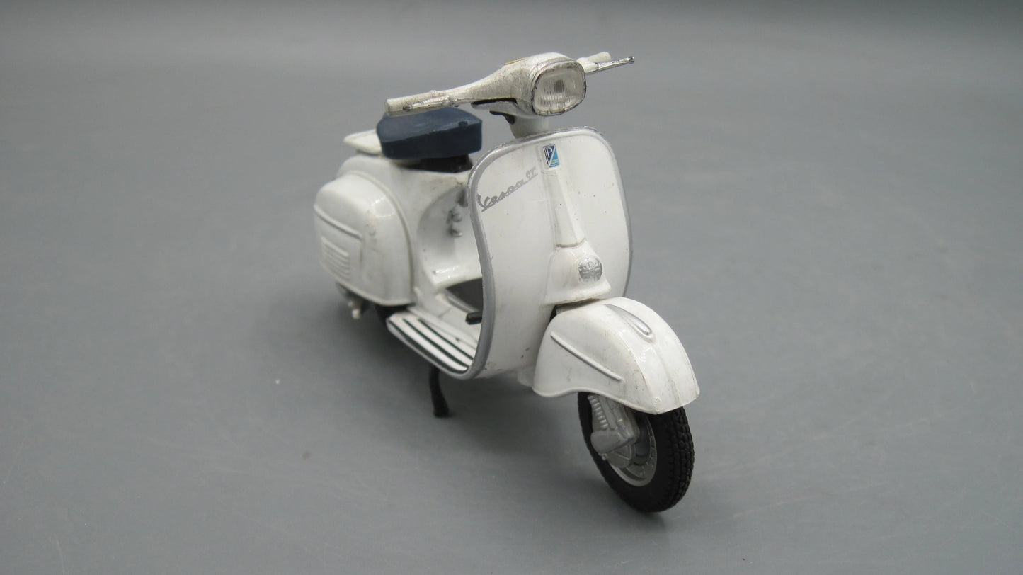 Maisto Vespa Granturismo 1966 White
