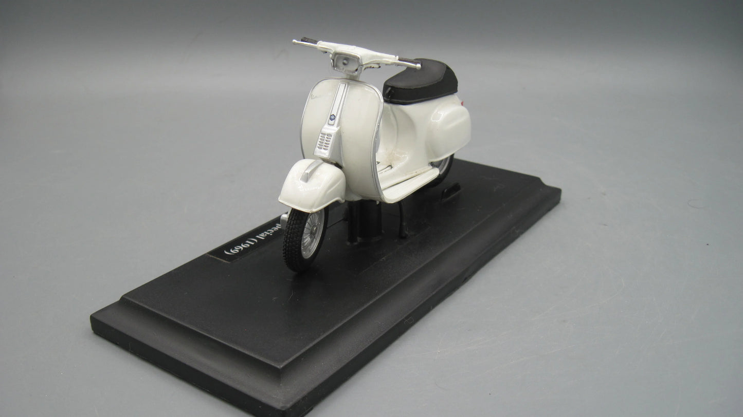 Maisto Vespa 50 Special with base 1969 Beige