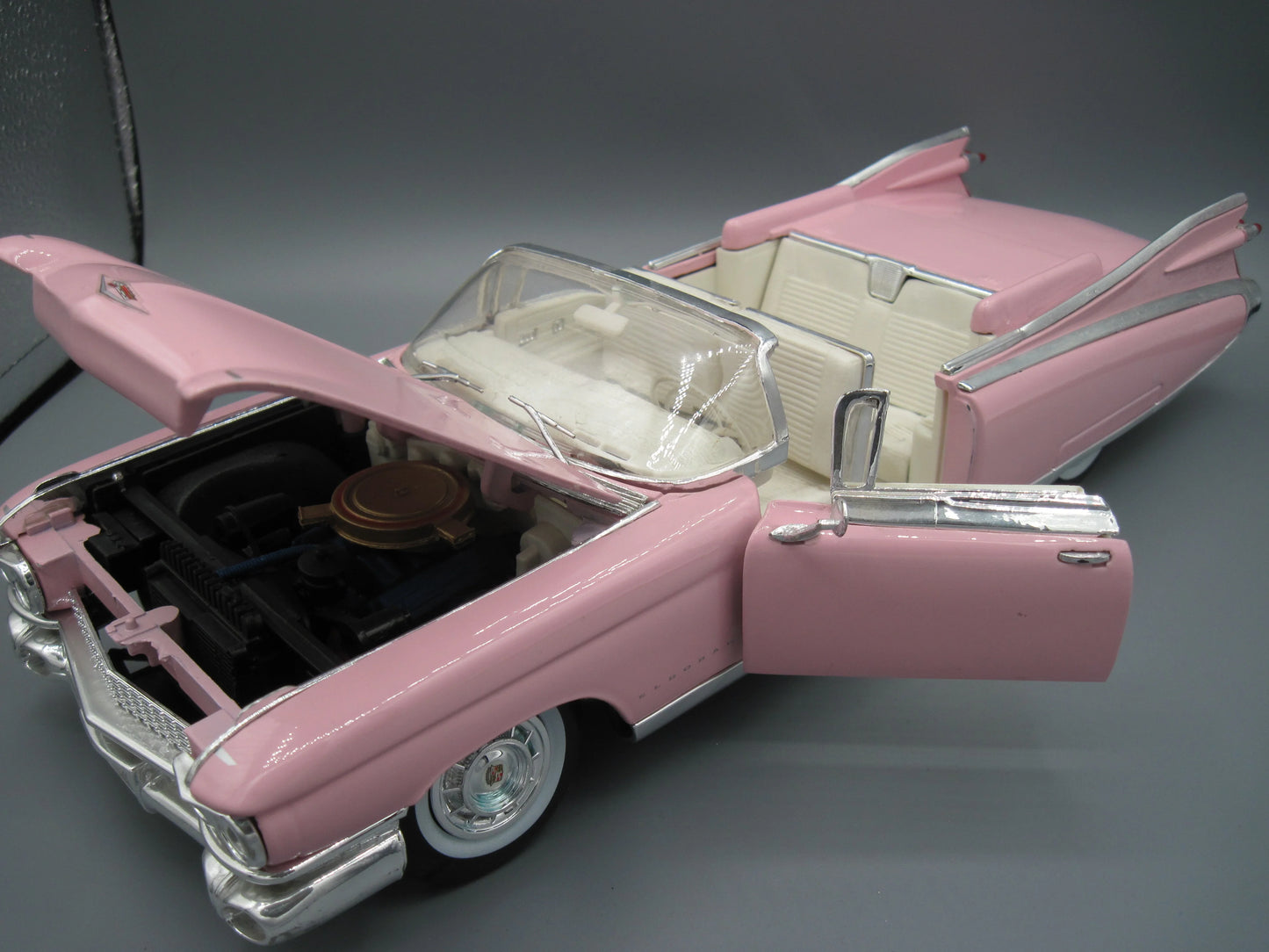Maisto Special Edition Cadillac Eldorado Biarritz - Convertible 1959 Pink