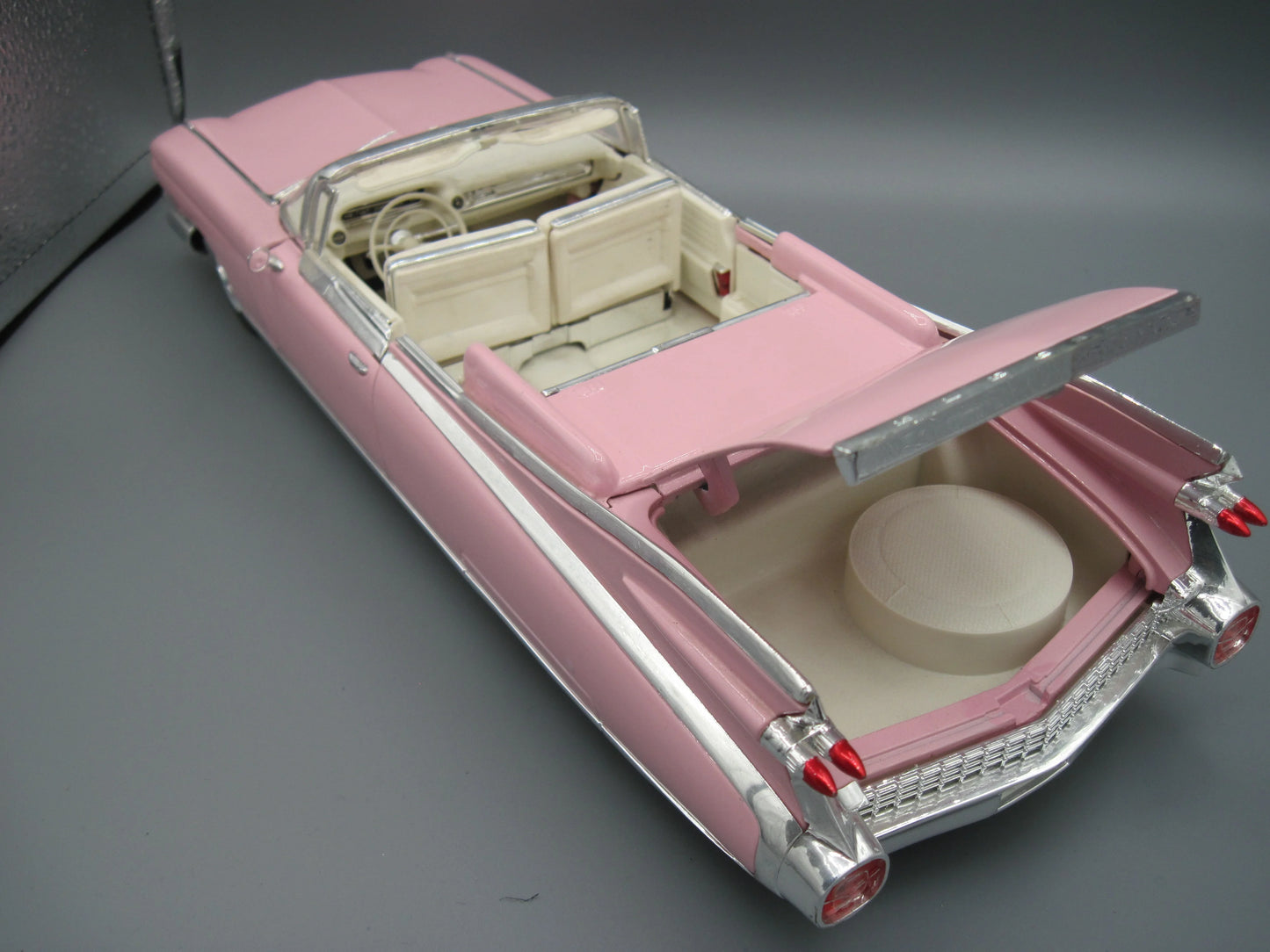 Maisto Special Edition Cadillac Eldorado Biarritz - Convertible 1959 Pink