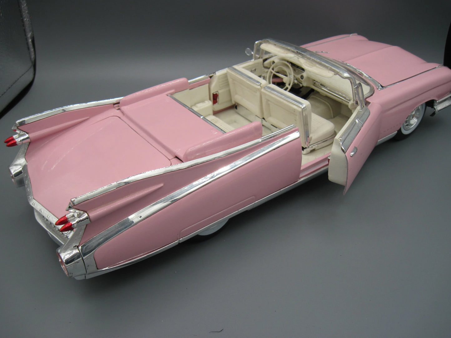 Maisto Special Edition Cadillac Eldorado Biarritz - Convertible 1959 Pink
