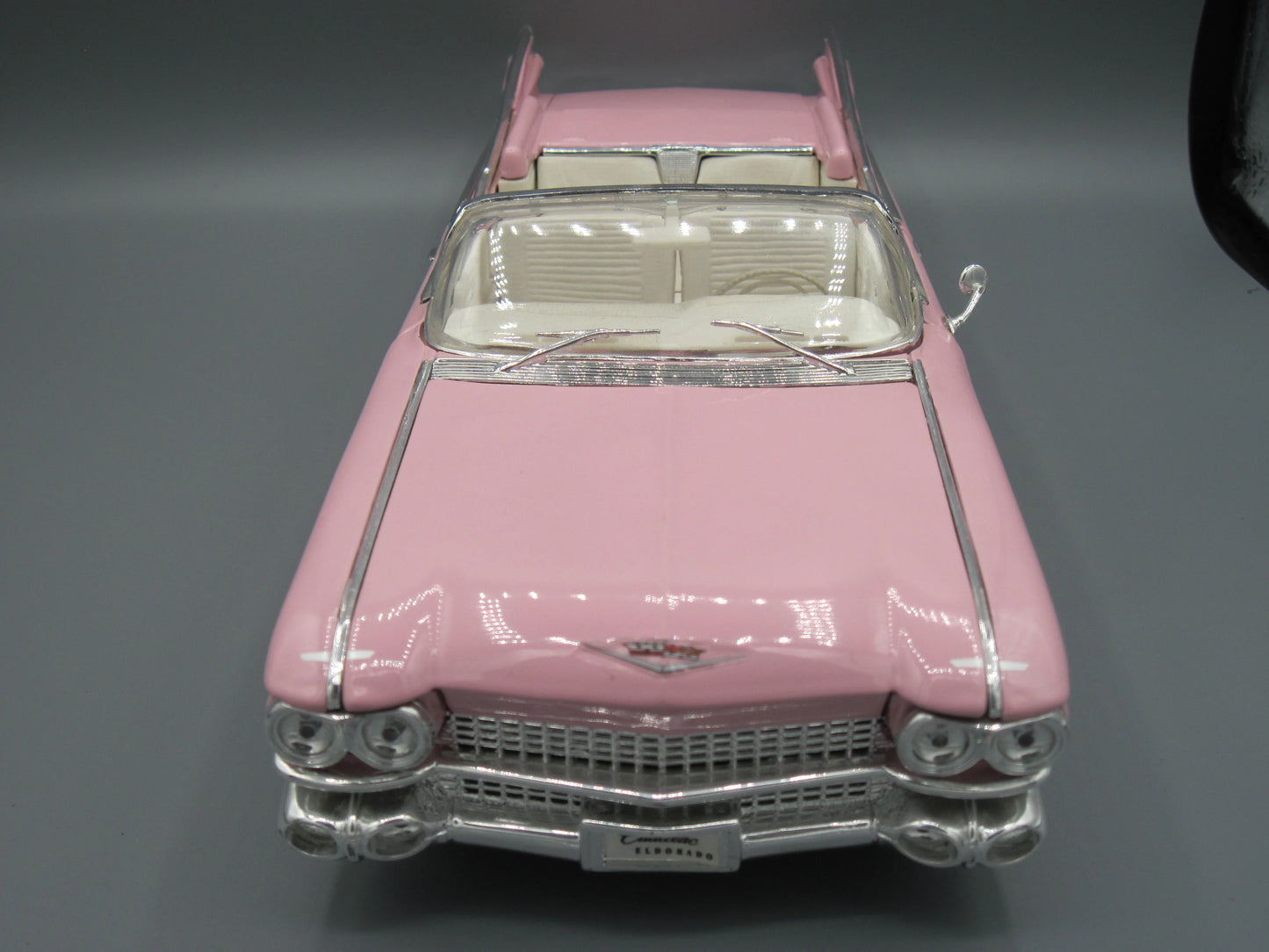 Maisto Special Edition Cadillac Eldorado Biarritz - Convertible 1959 Pink