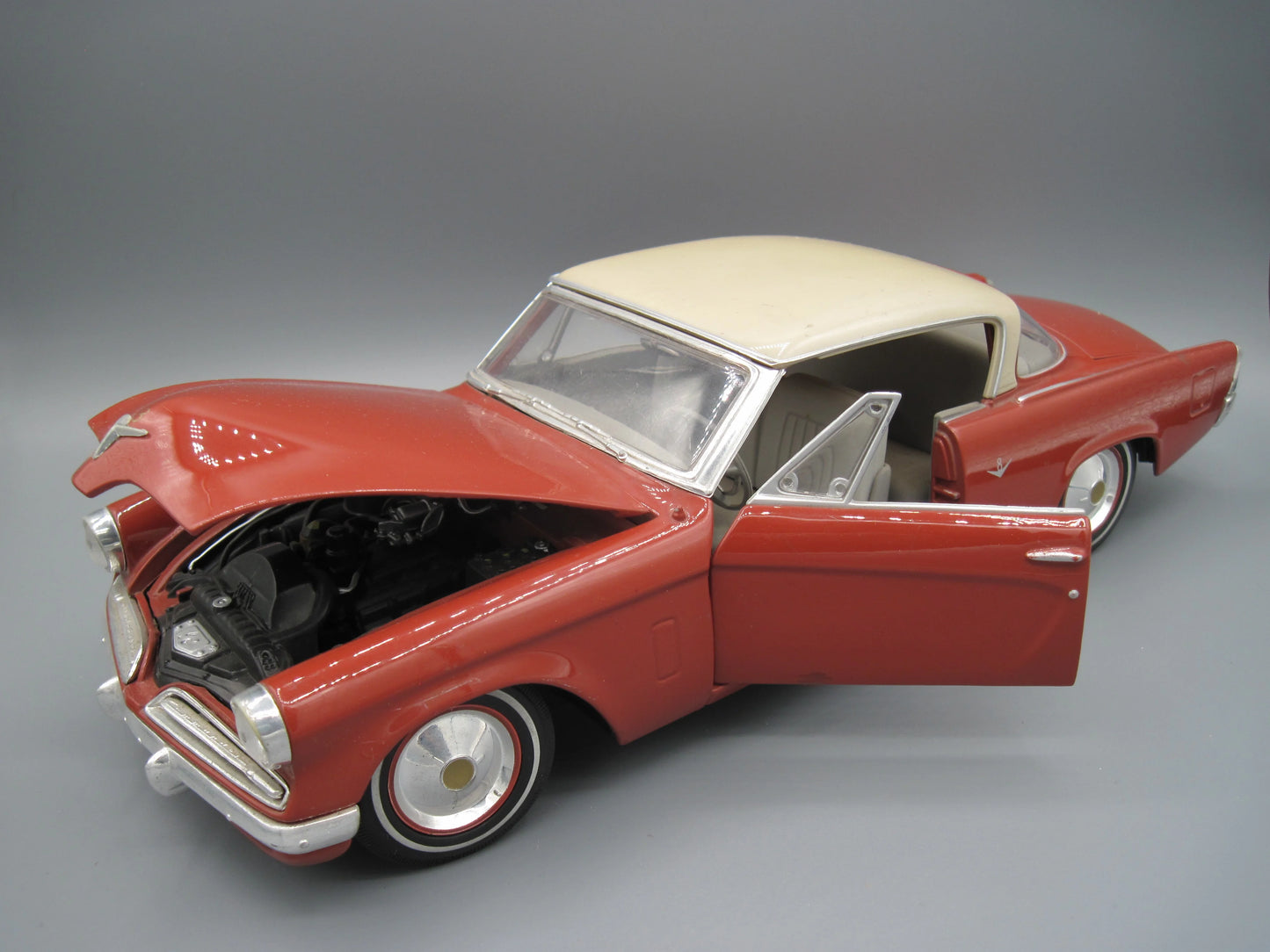 Maisto Special Edition Studebaker Starliner 1953 Red