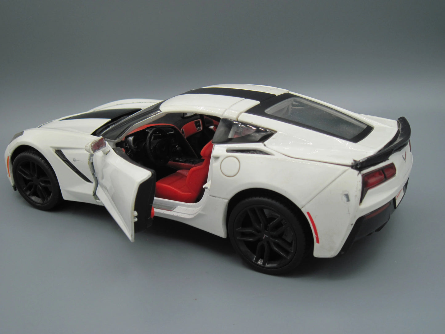 Maisto Special Edition Chevrolet Corvette Stingray 2014 White