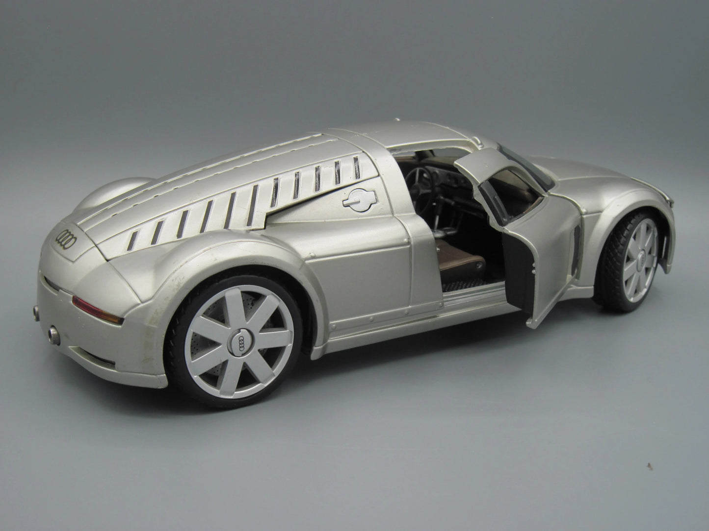 Maisto Special Edition Audi Supersportswagen Rosemeyer Silver