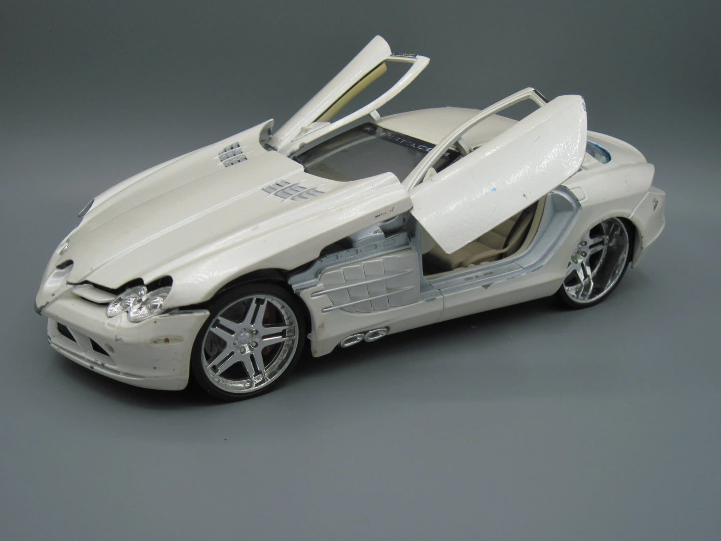 Maisto Special Edition Mercedes-Benz SlR McLaren White