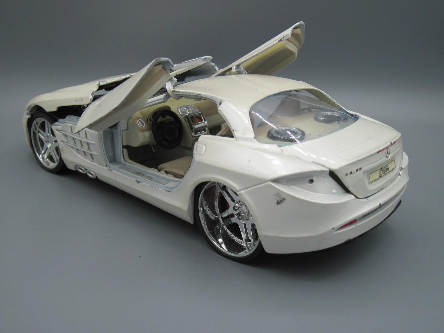 Maisto Special Edition Mercedes-Benz SlR McLaren White