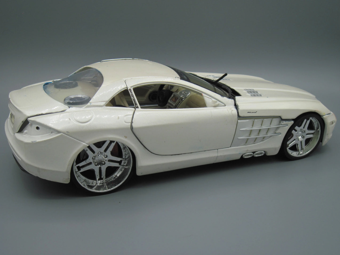 Maisto Special Edition Mercedes-Benz SlR McLaren White