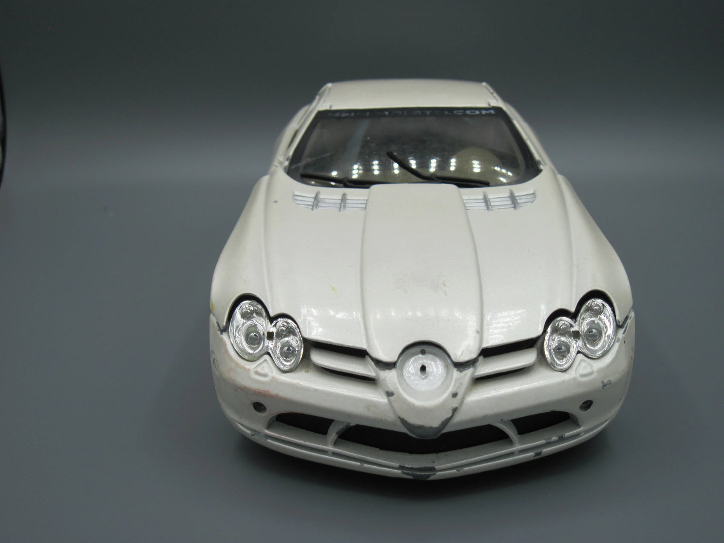 Maisto Special Edition Mercedes-Benz SlR McLaren White