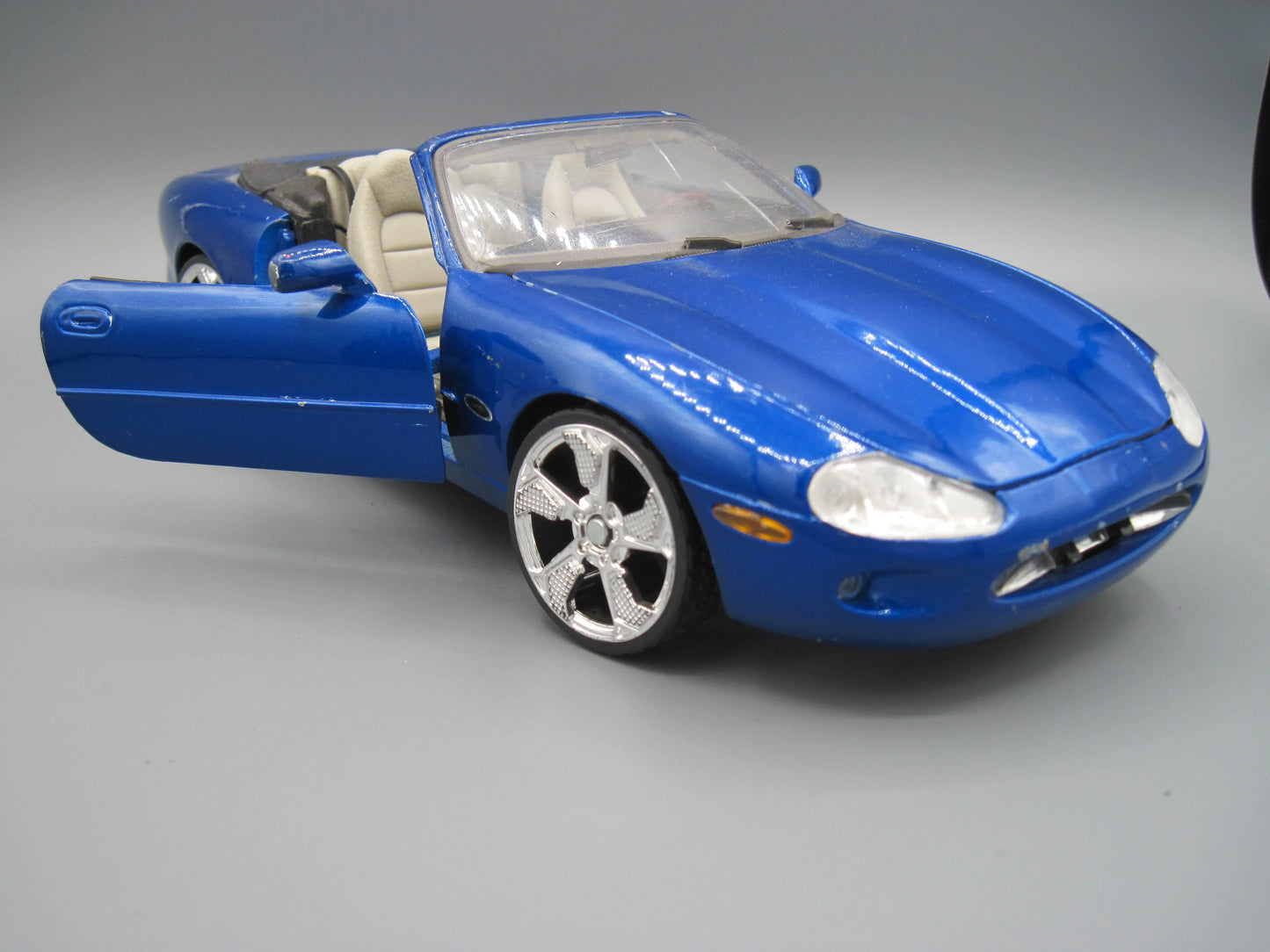 Maisto Special Edition Jaguar XK8 Blue