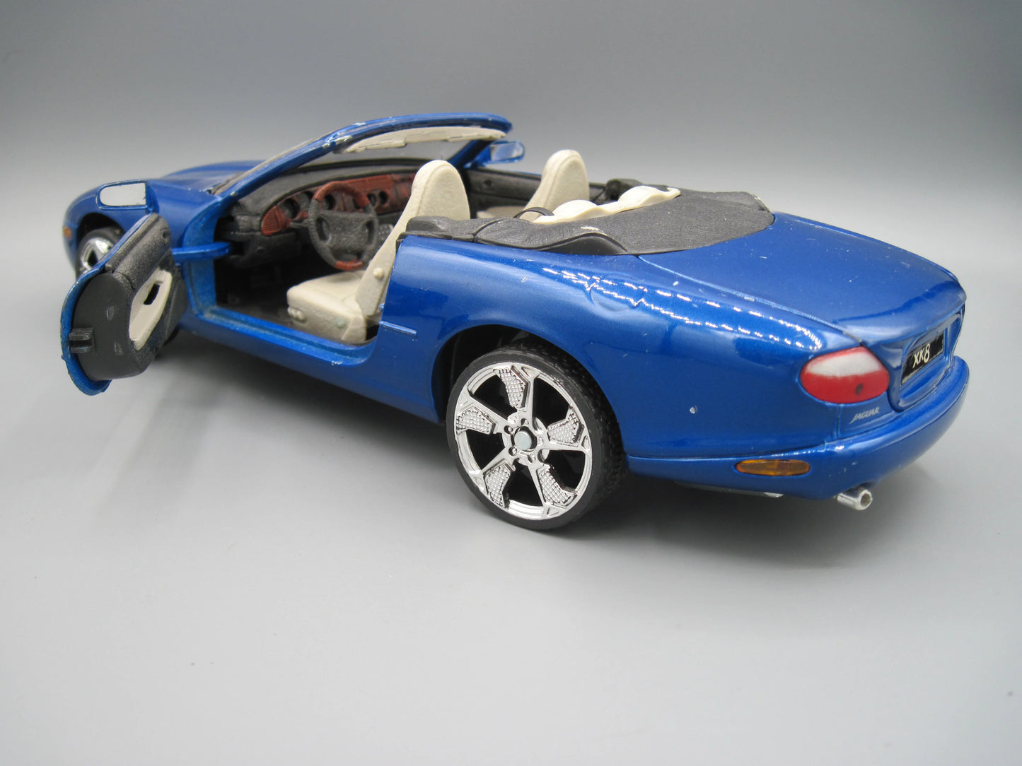 Maisto Special Edition Jaguar XK8 Blue