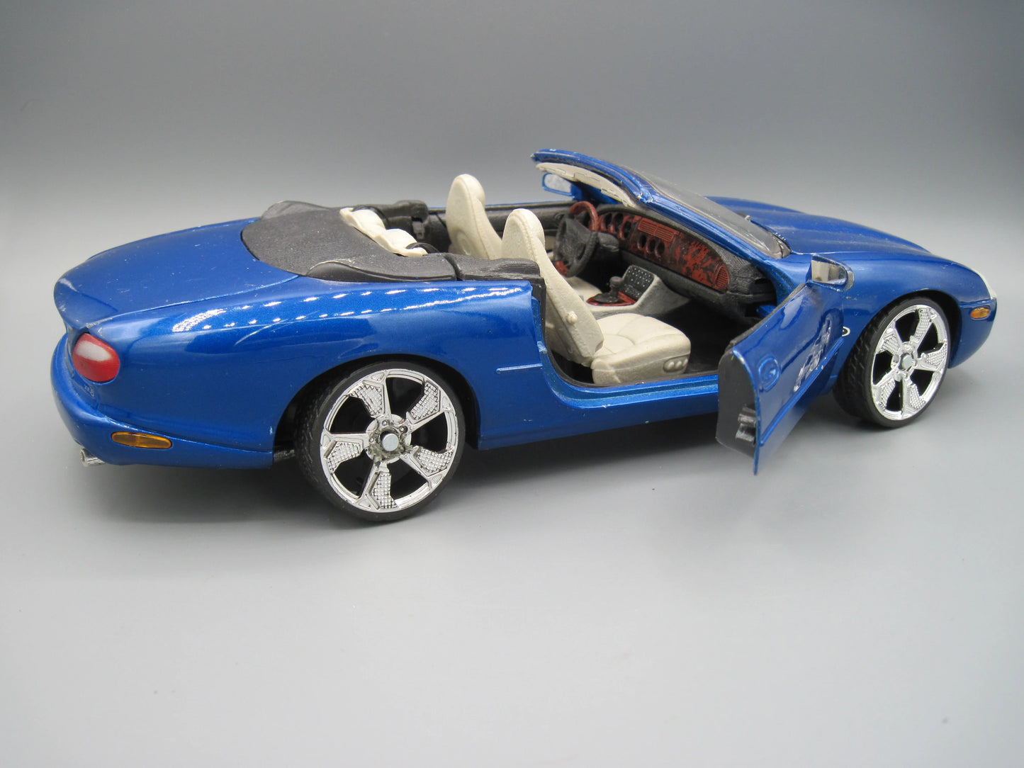 Maisto Special Edition Jaguar XK8 Blue