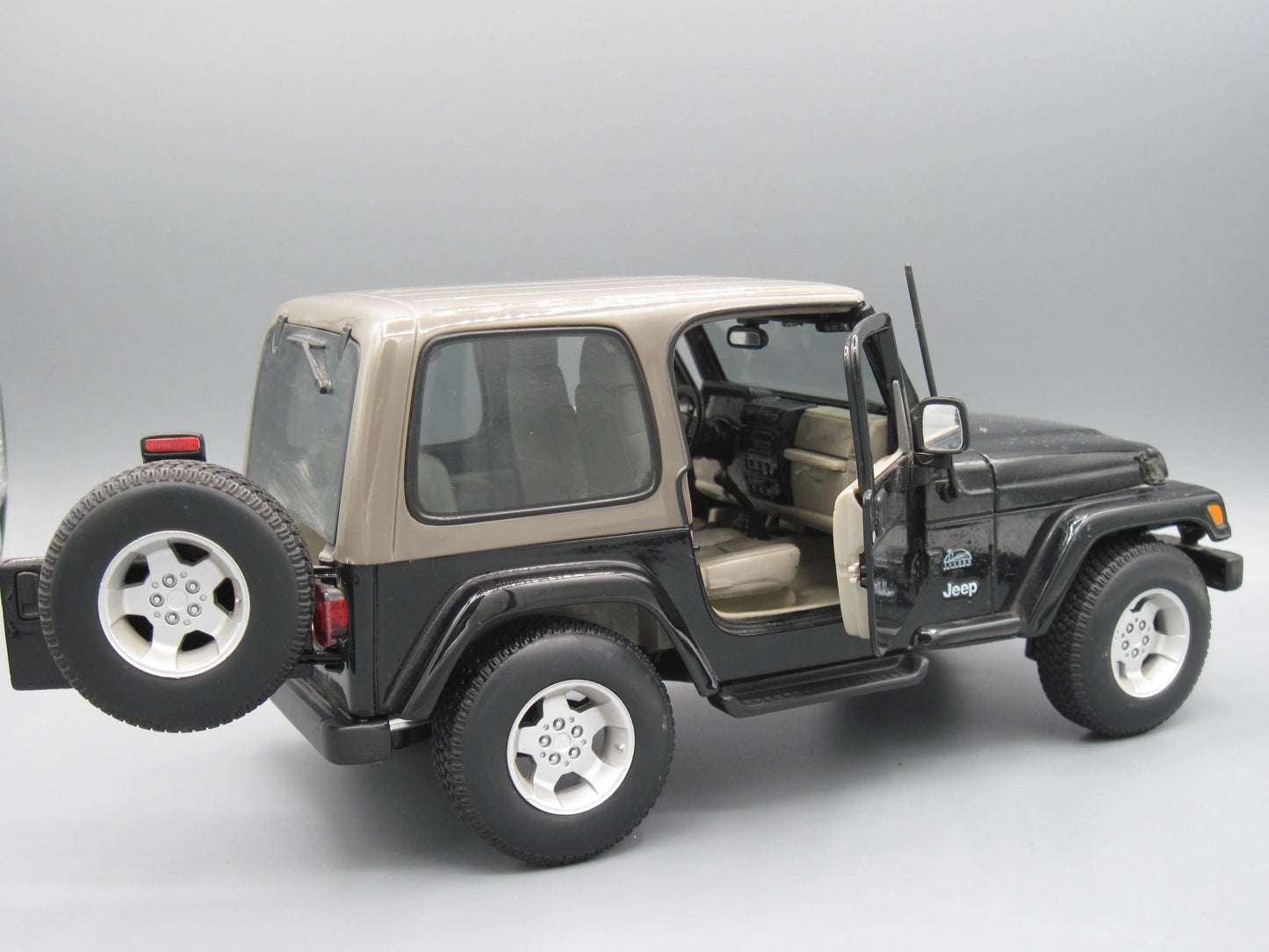 Maisto Special Edition Jeep Wrangler Sahara (Daimler Chrysler) 2003 Black