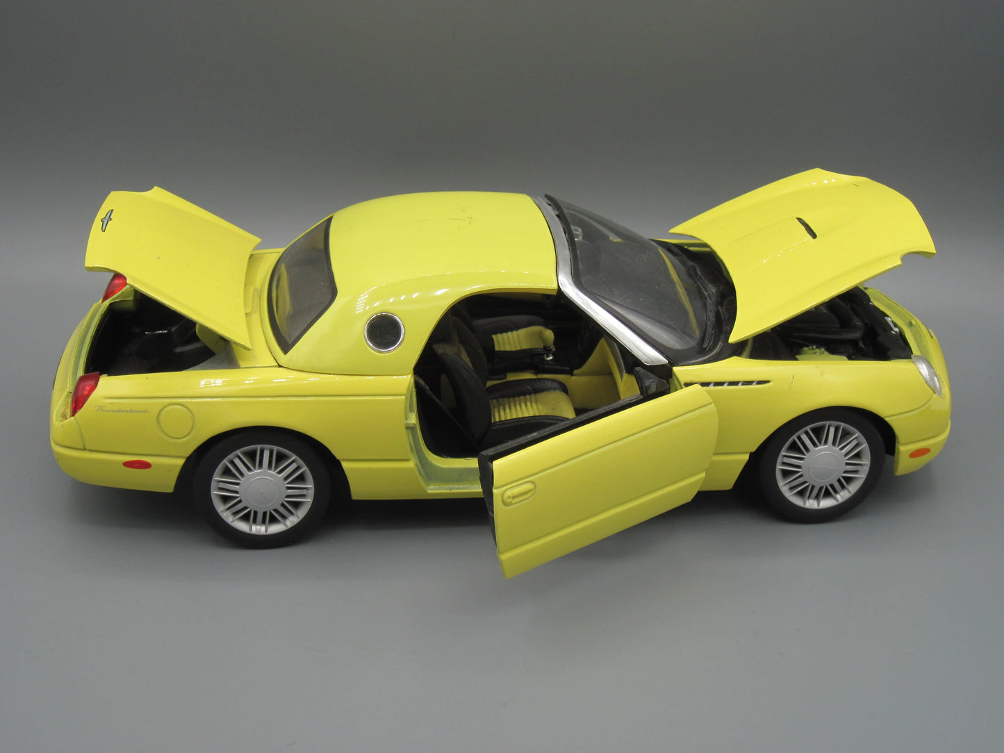 Maisto Special Edition Ford Thunderbird 2002 Yellow