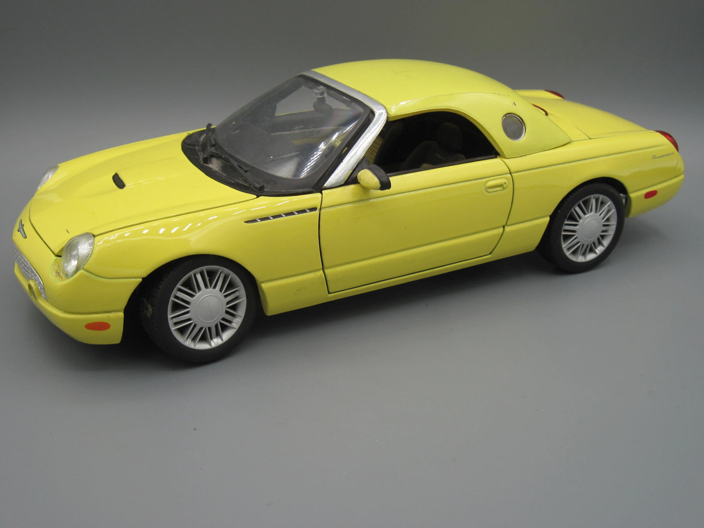 Maisto Special Edition Ford Thunderbird 2002 Yellow