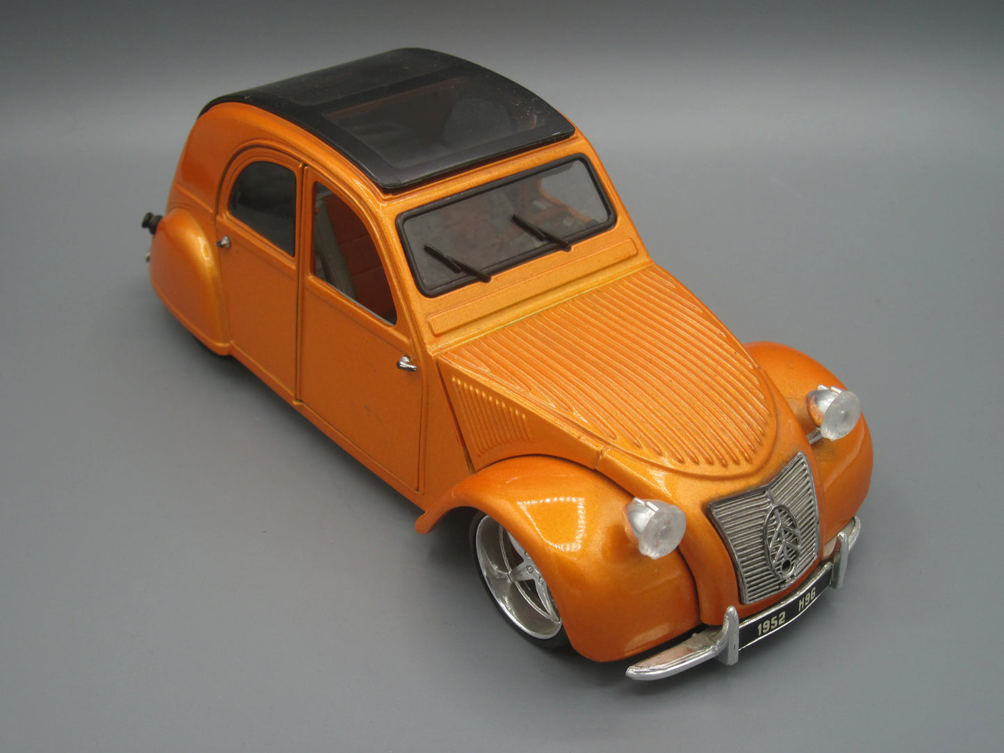 Maisto Citroen 2 CV H96 1952 Orange