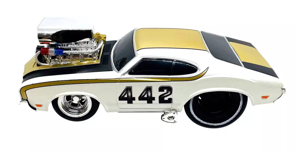 Maisto Muscle Machine Oldsmobile 442 Glossy White
