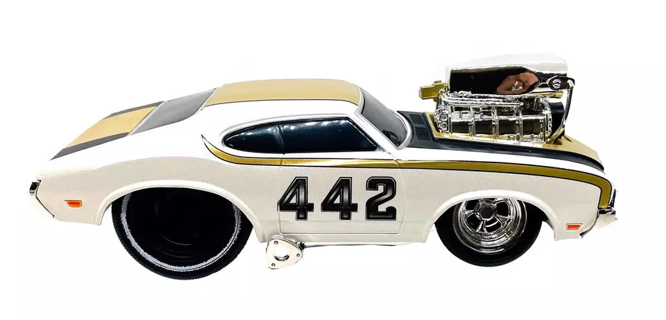 Maisto Muscle Machine Oldsmobile 442 Glossy White