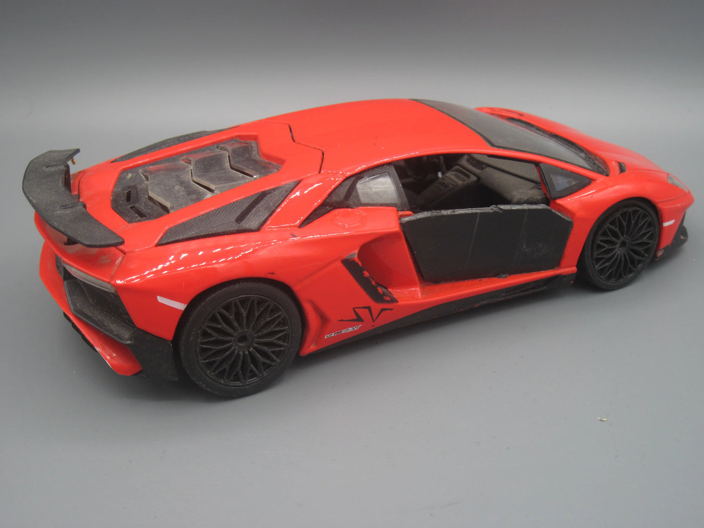 Bburago Lamborghini Aventador LP 750-4 SV Red
