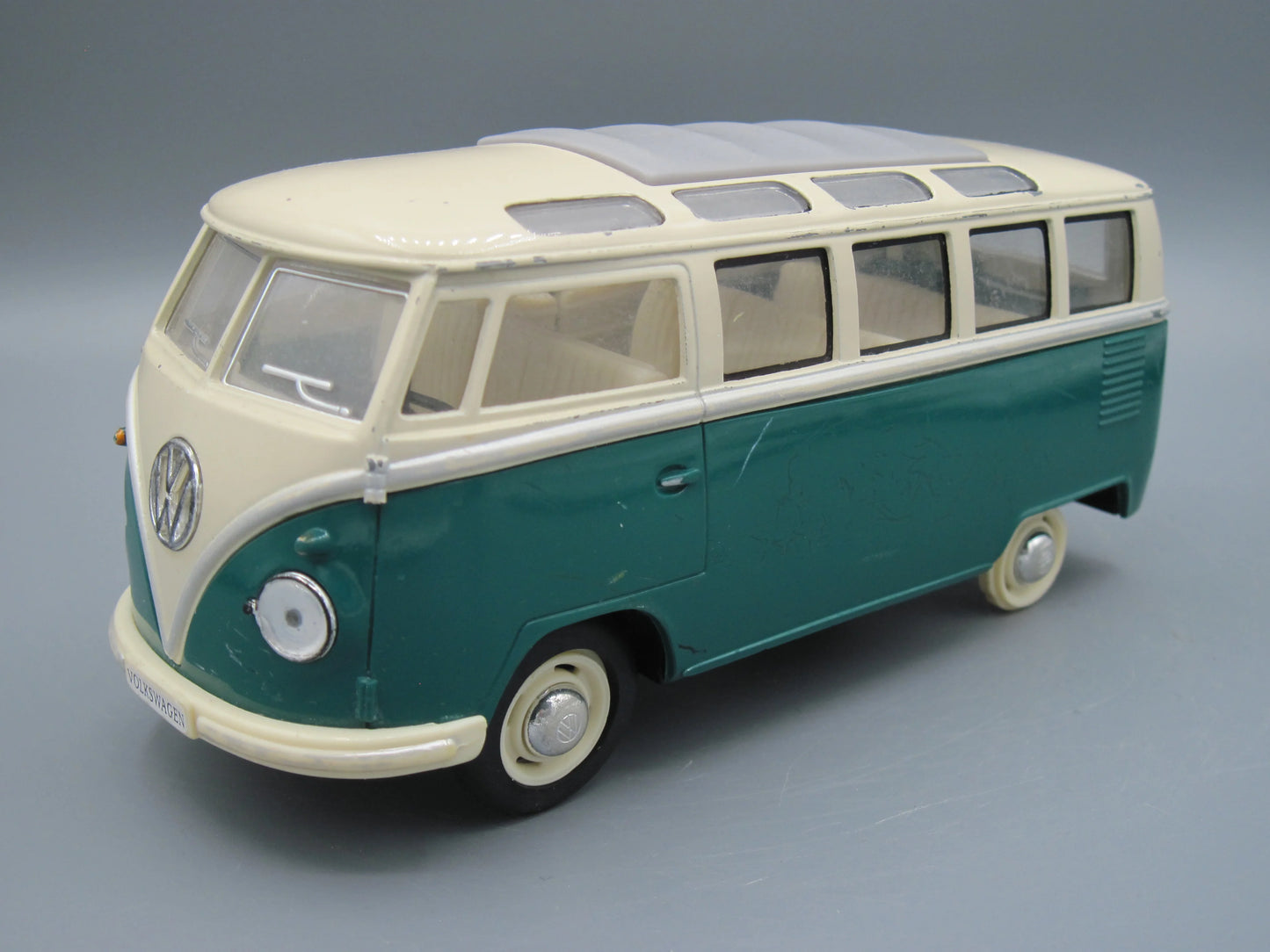 Kinsmart Volkswagen Classical Bus 1962 White & Green