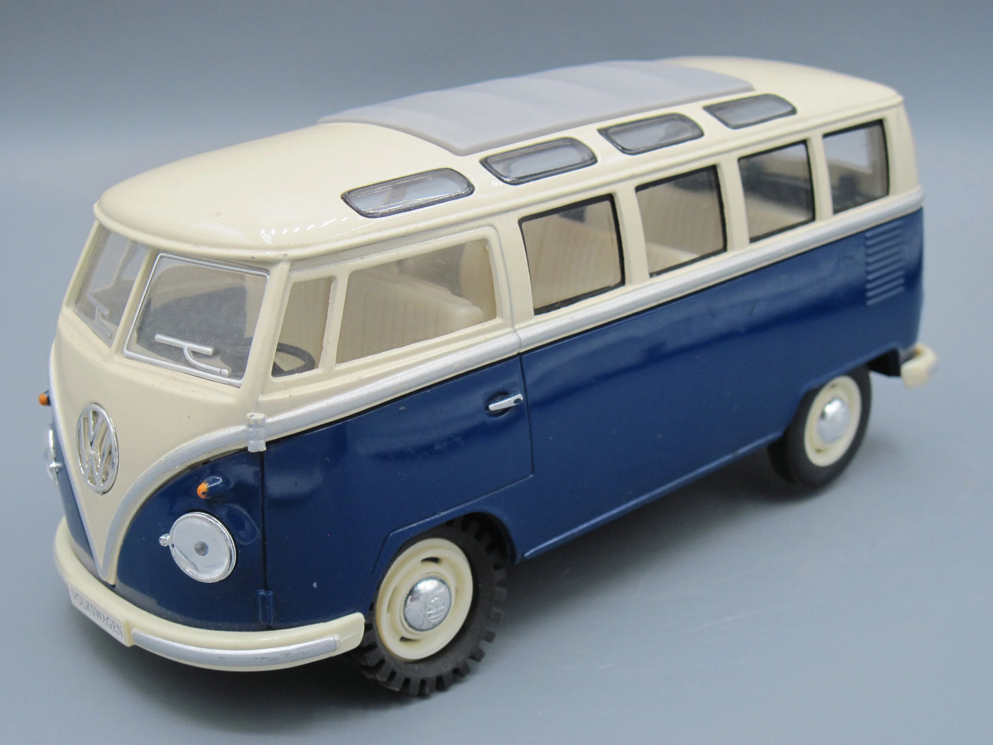 Kinsmart Volkswagen Classical Bus 1962 Beige & Blue