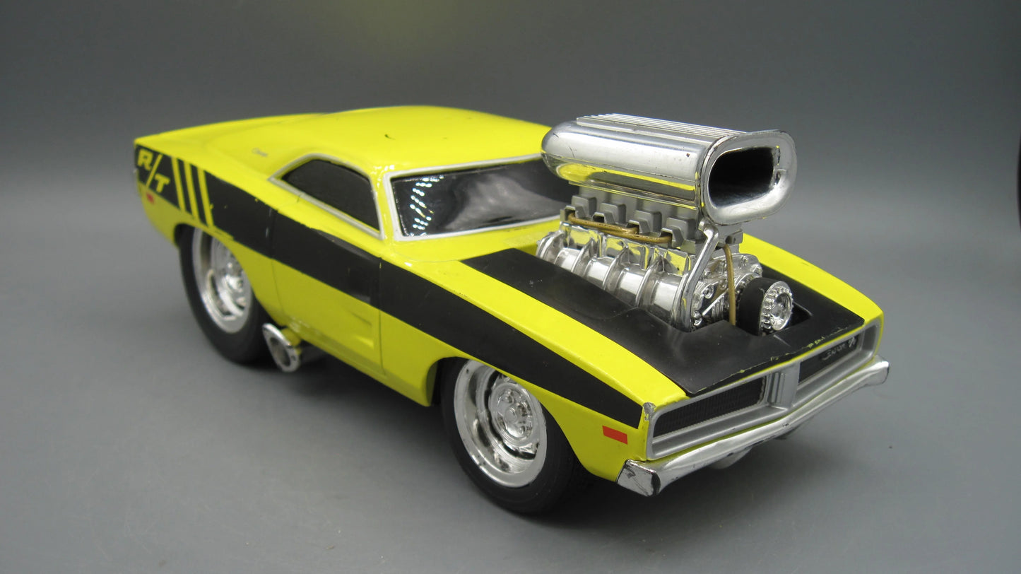 Maisto Dodge Charger R/T 1969 Yellow Muscle Machine