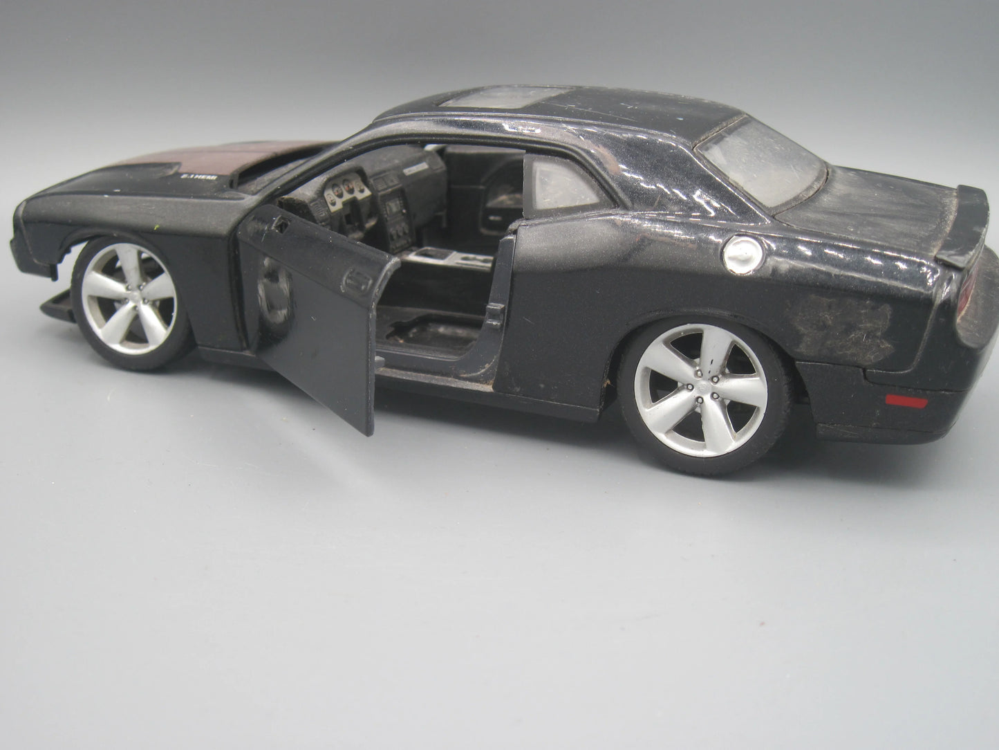 Maisto Dodge Challenger SRT 8 2008 Black & Brown