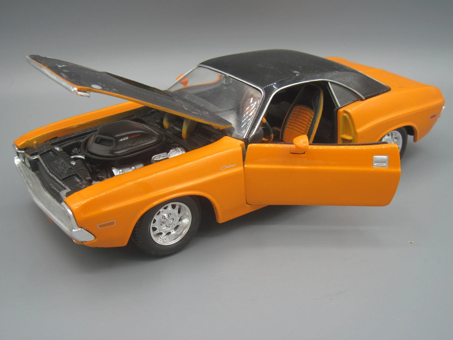 Maisto Dodge Challenger R/T 1970 Orange & Black