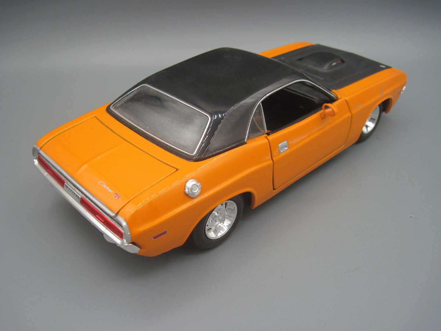 Maisto Dodge Challenger R/T 1970 Orange & Black