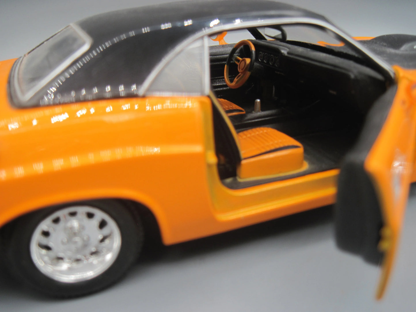 Maisto Dodge Challenger R/T 1970 Orange & Black