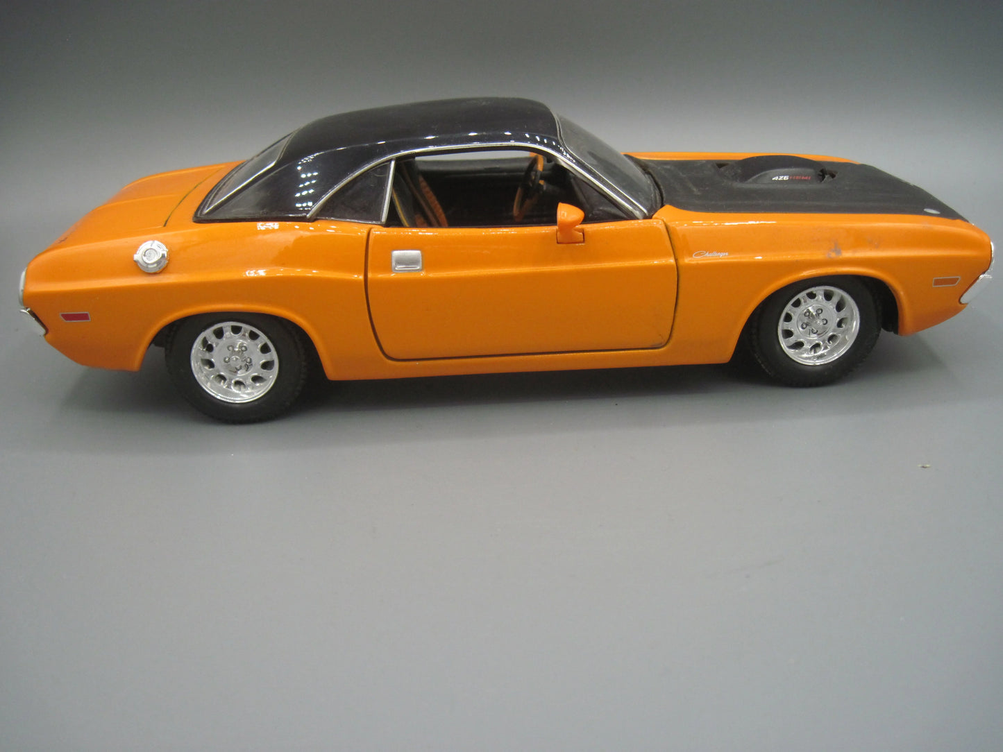 Maisto Dodge Challenger R/T 1970 Orange & Black