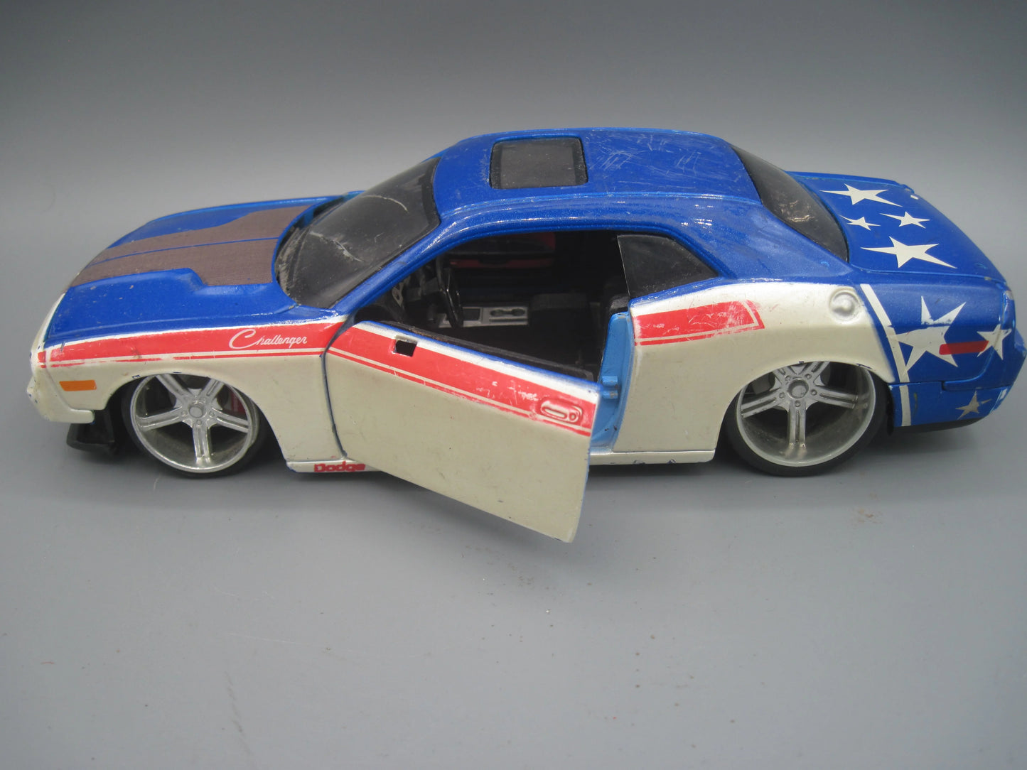 Maisto Dodge Challenger SRT 2008 Blue & White