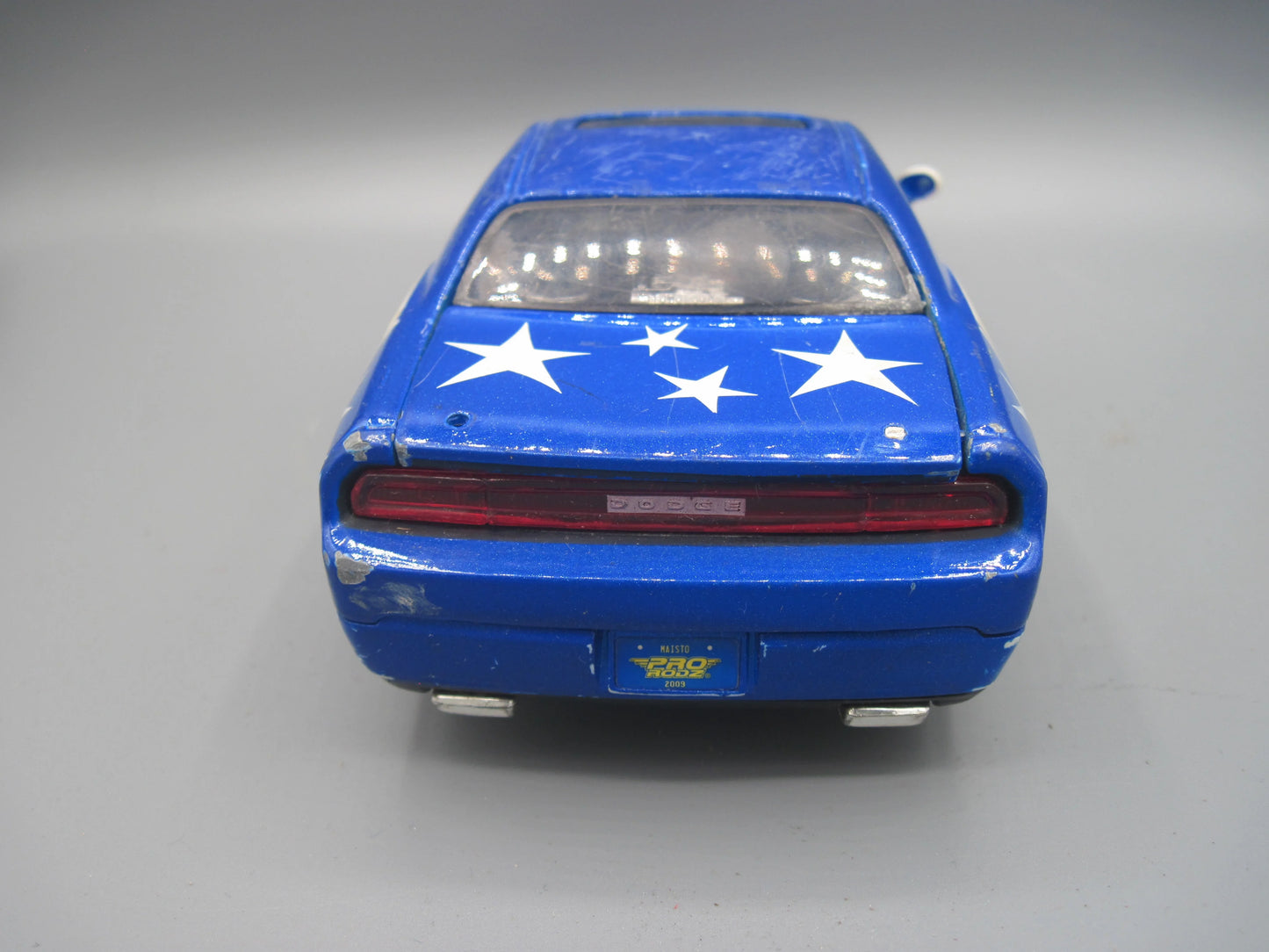 Maisto Dodge Challenger SRT 2008 Blue & White