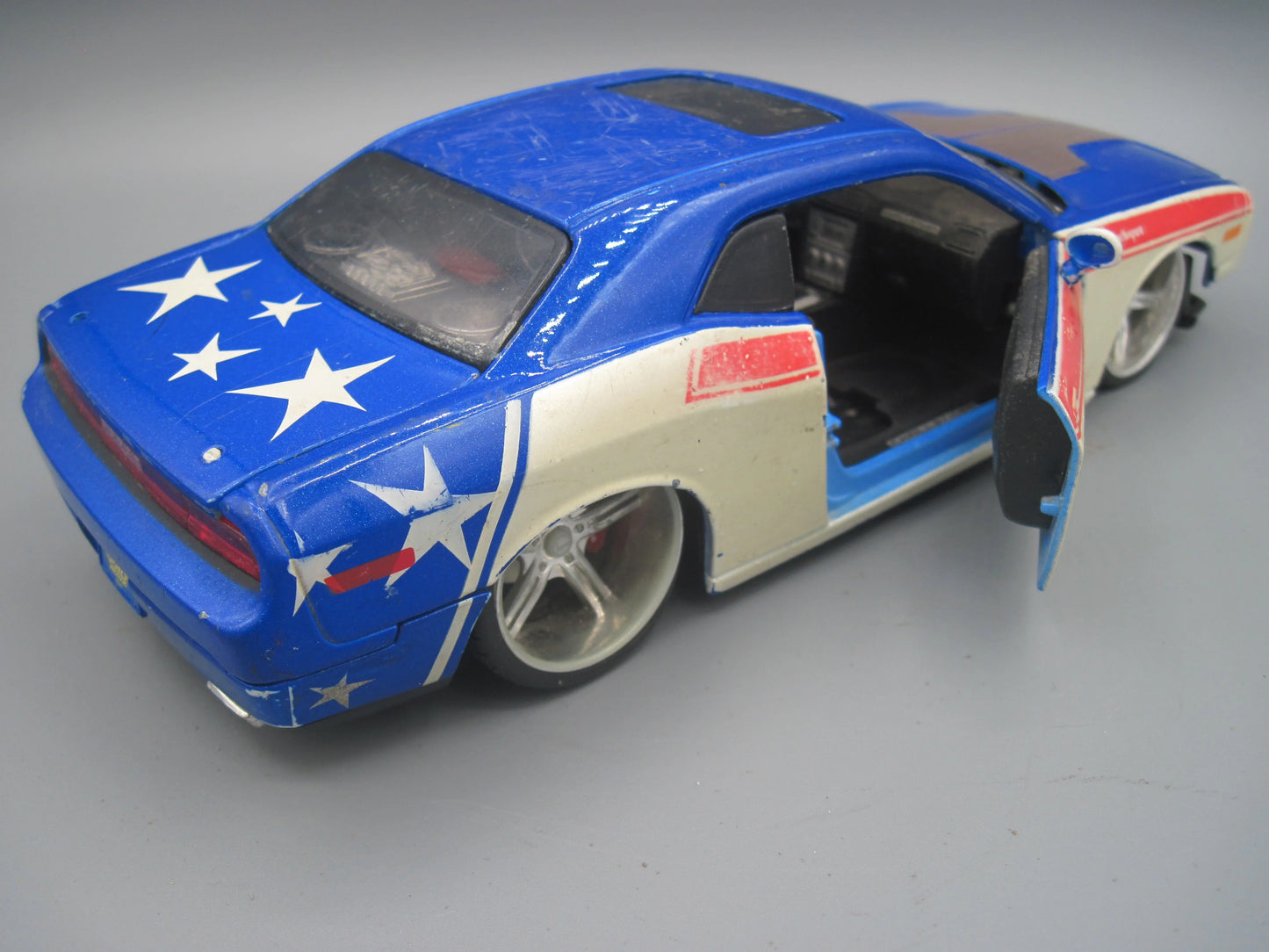 Maisto Dodge Challenger SRT 2008 Blue & White