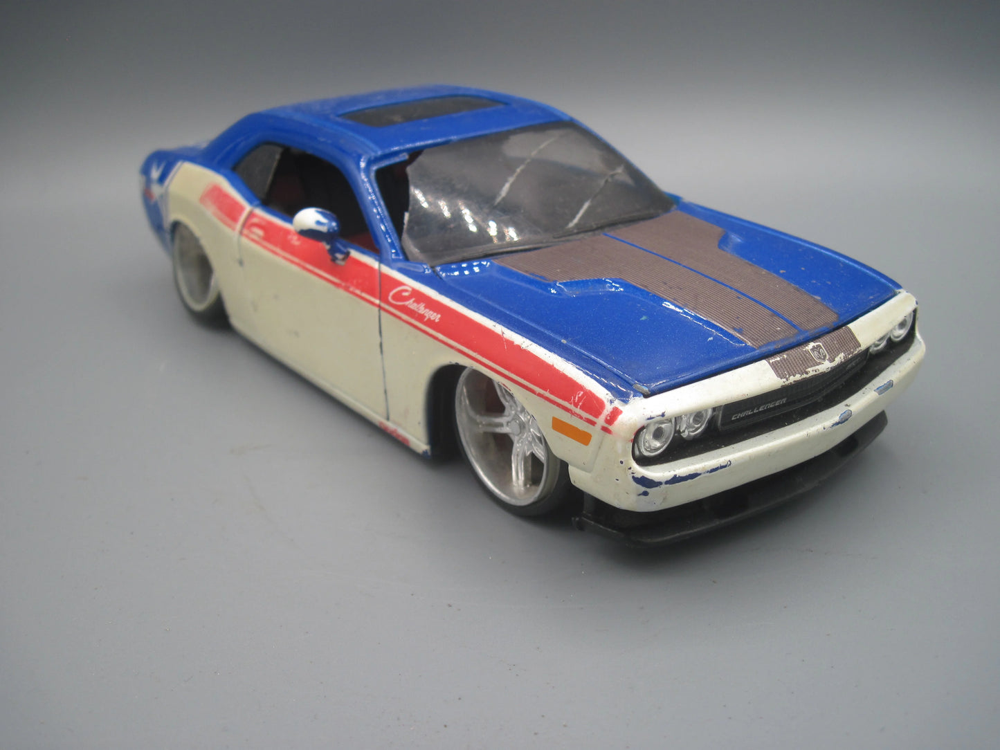 Maisto Dodge Challenger SRT 2008 Blue & White