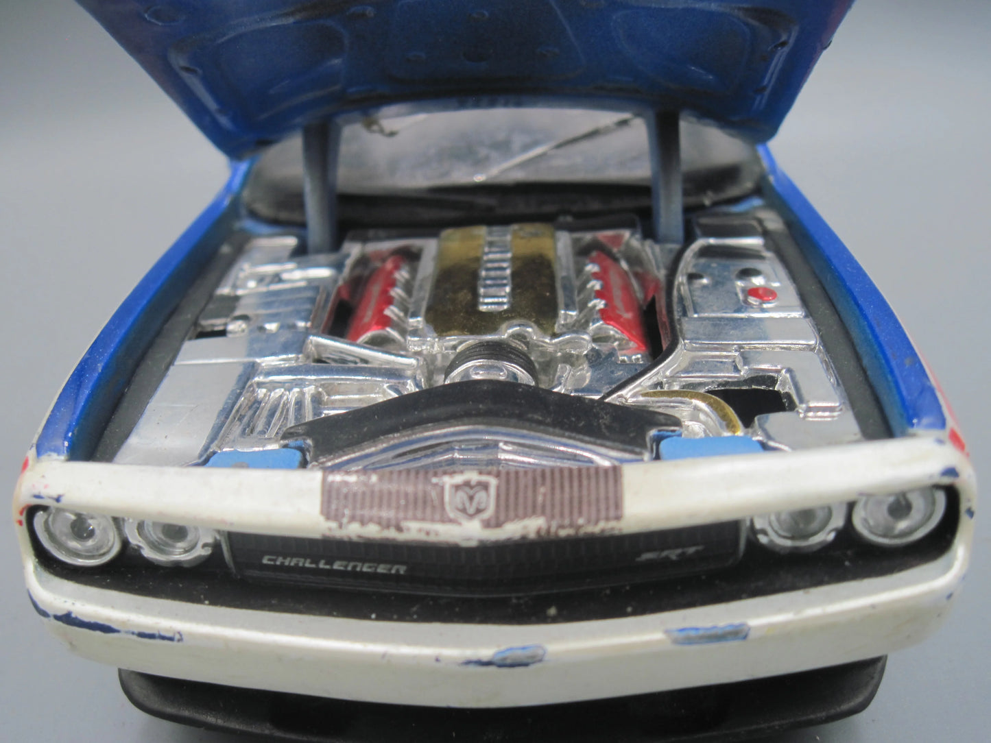 Maisto Dodge Challenger SRT 2008 Blue & White