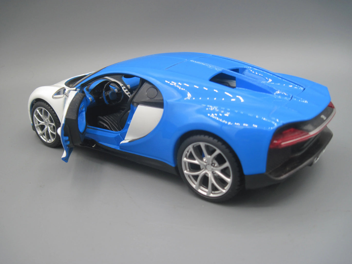 Maisto Bugatti Chiron Blue & White
