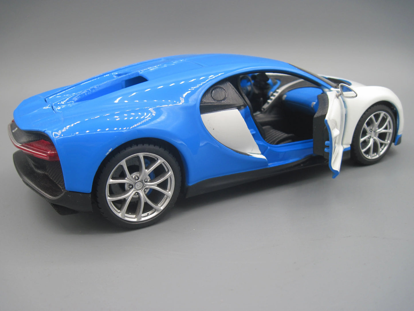 Maisto Bugatti Chiron Blue & White