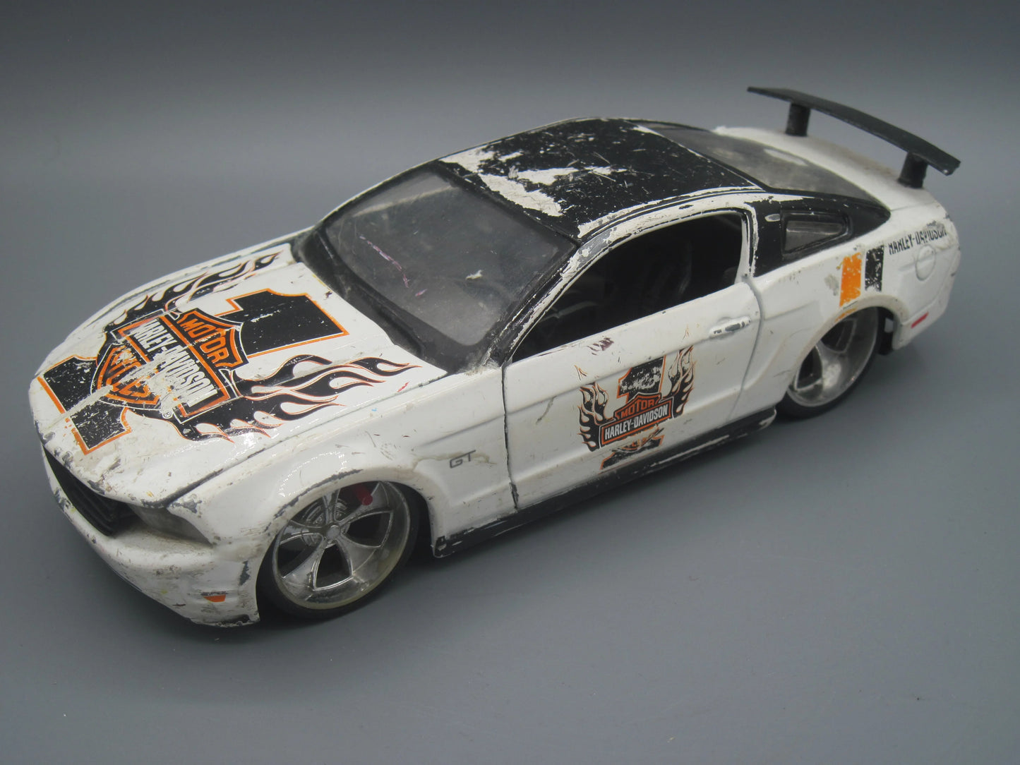 Maisto Ford Mustang GT 2011 White & Black Harley Davidson
