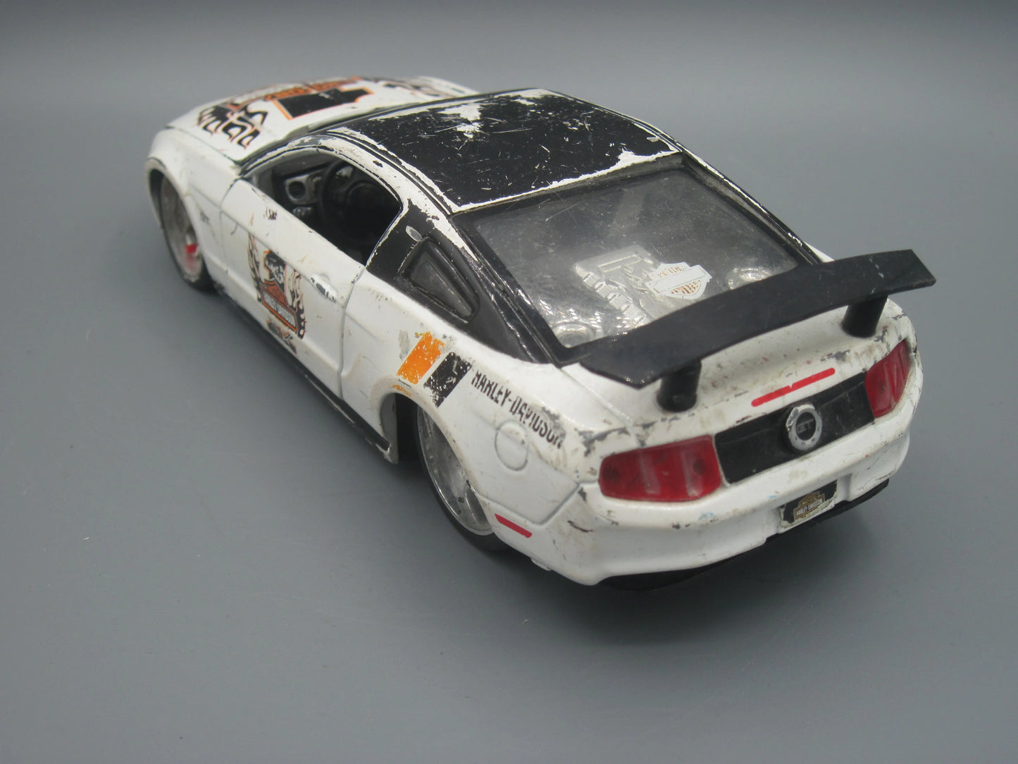Maisto Ford Mustang GT 2011 White & Black Harley Davidson