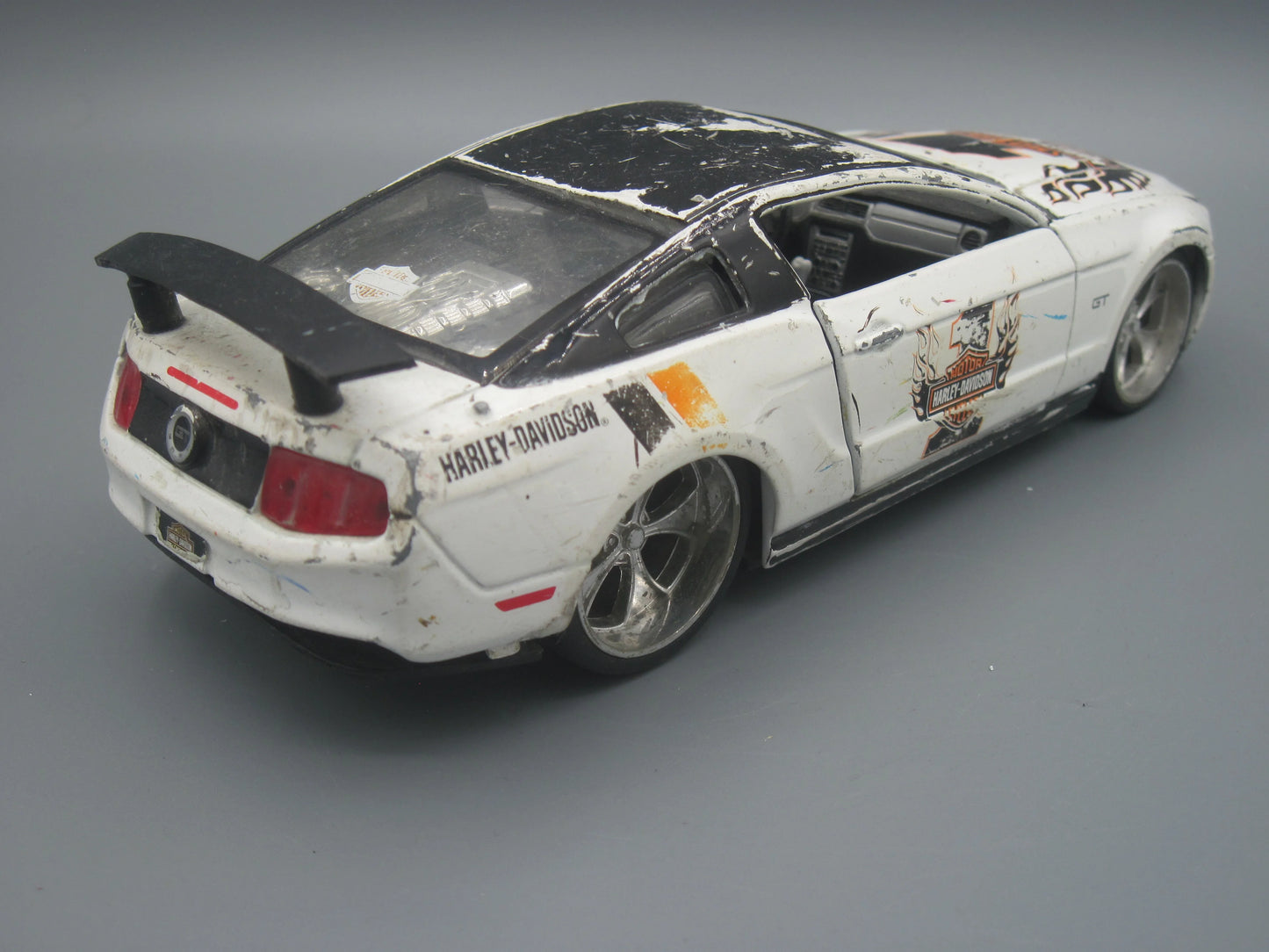 Maisto Ford Mustang GT 2011 White & Black Harley Davidson