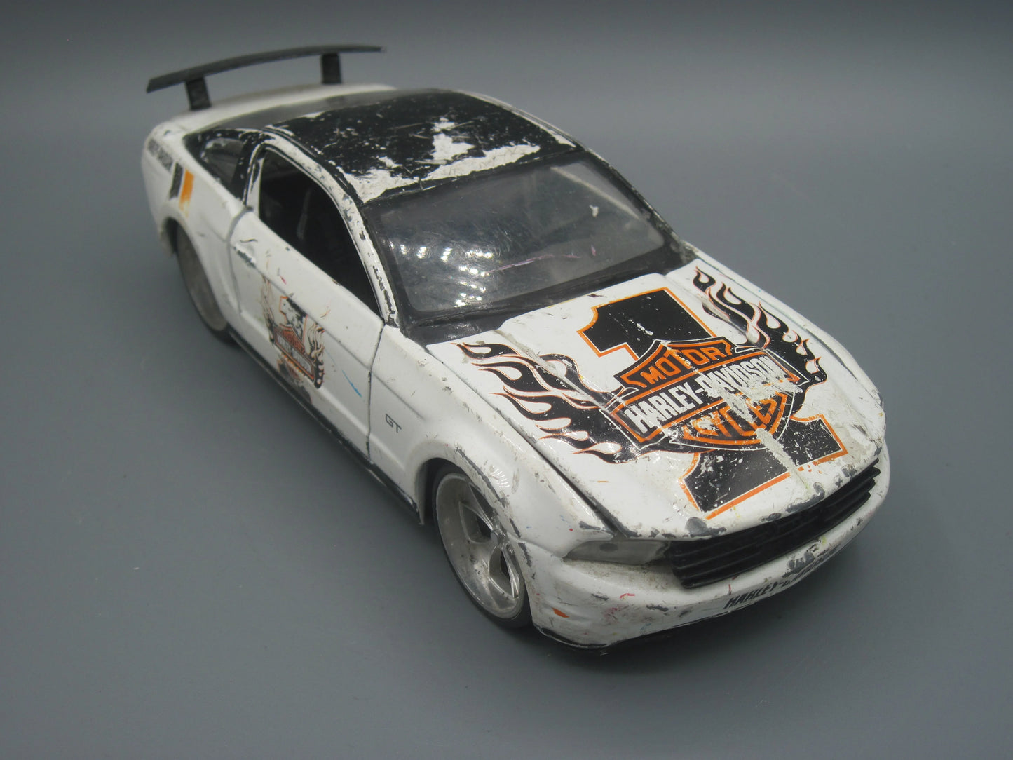 Maisto Ford Mustang GT 2011 White & Black Harley Davidson
