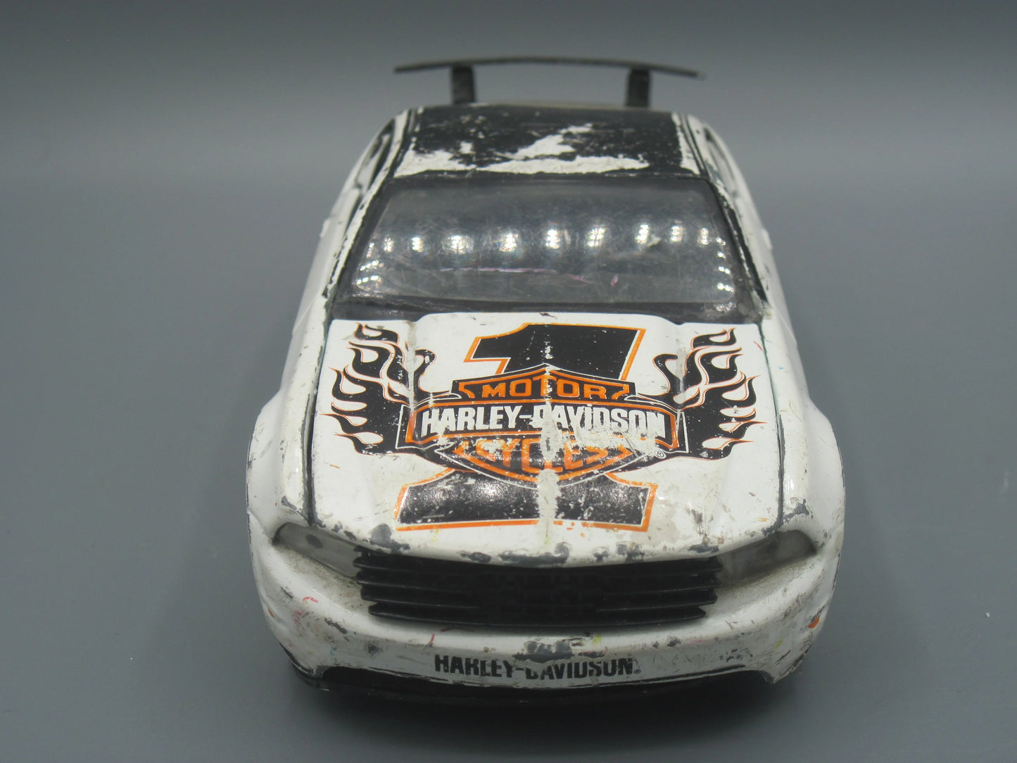 Maisto Ford Mustang GT 2011 White & Black Harley Davidson
