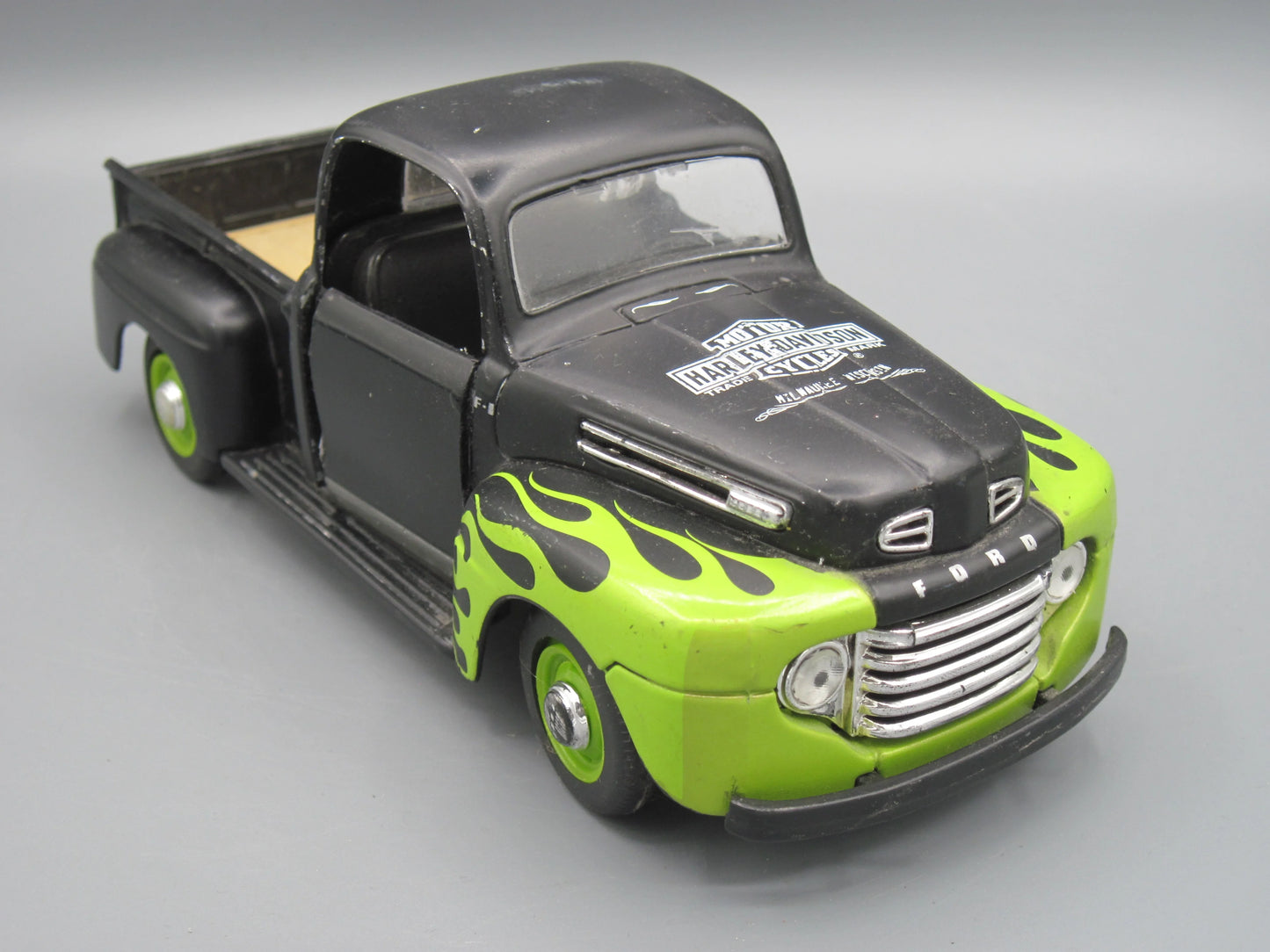 Maisto Ford F1 Pickup 1948 Black & Green