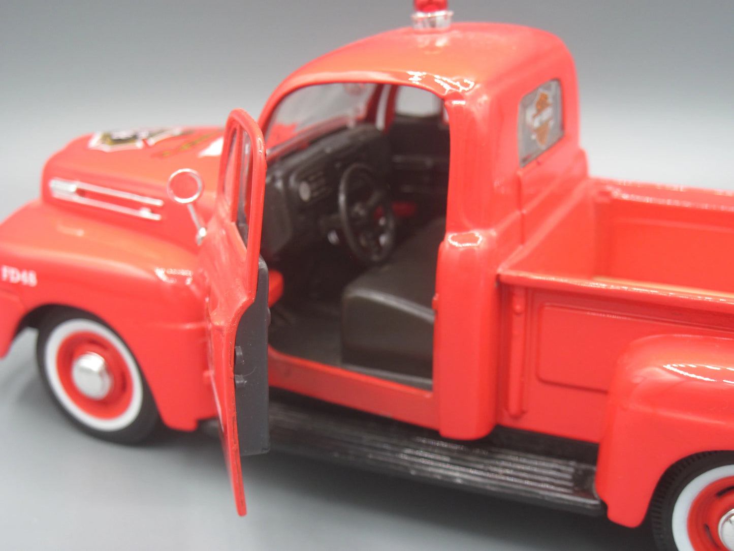 Maisto Ford F1 Pickup 1948 Red