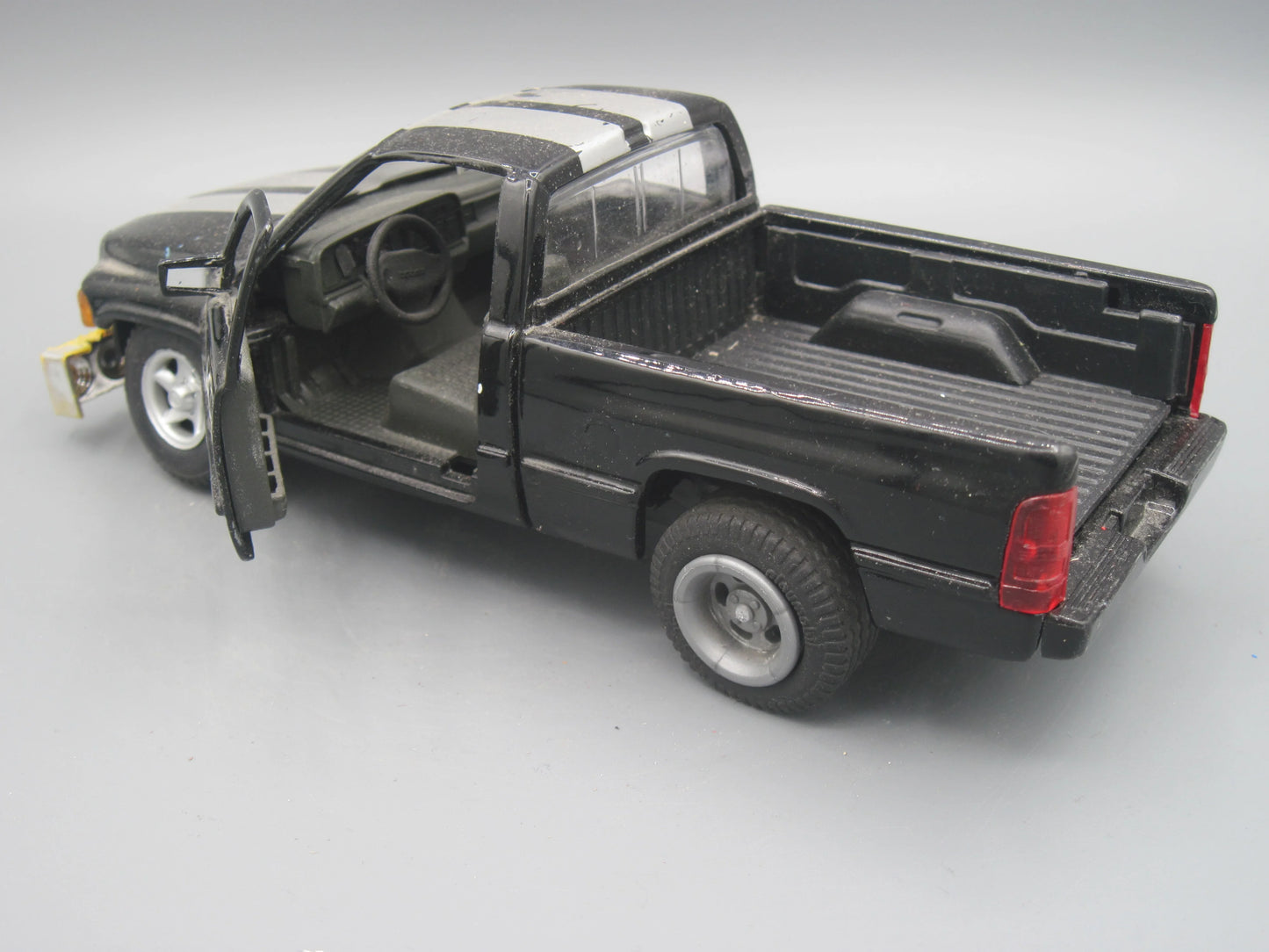 Maisto Dodge Ram 1500 V8 Black