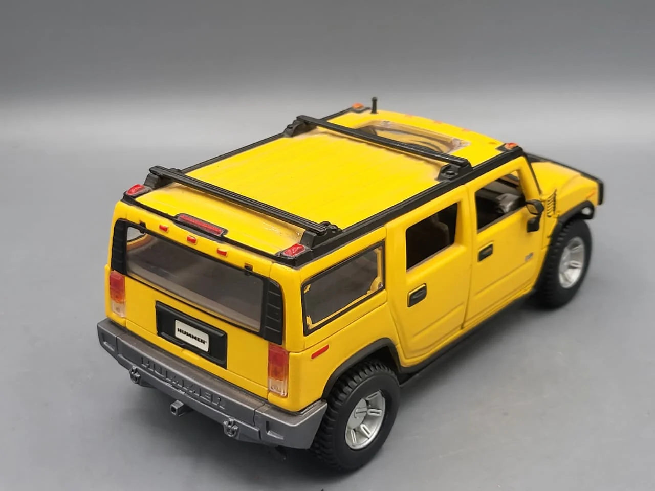 Maisto Hummer H2 Yellow