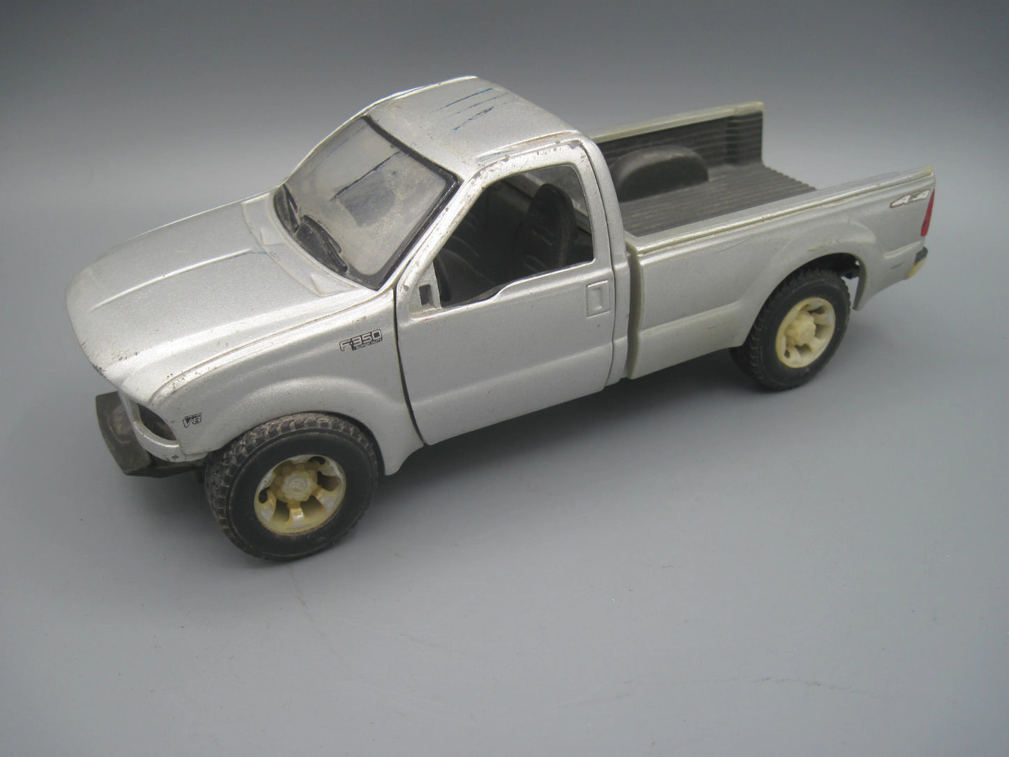 Maisto Ford F-350 Super Duty 4x4 Silver