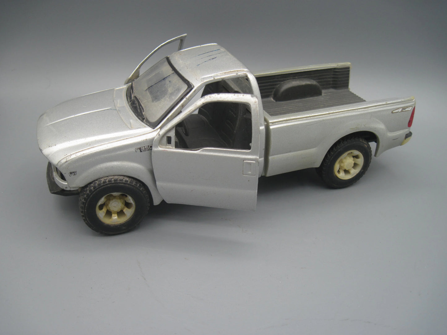Maisto Ford F-350 Super Duty 4x4 Silver
